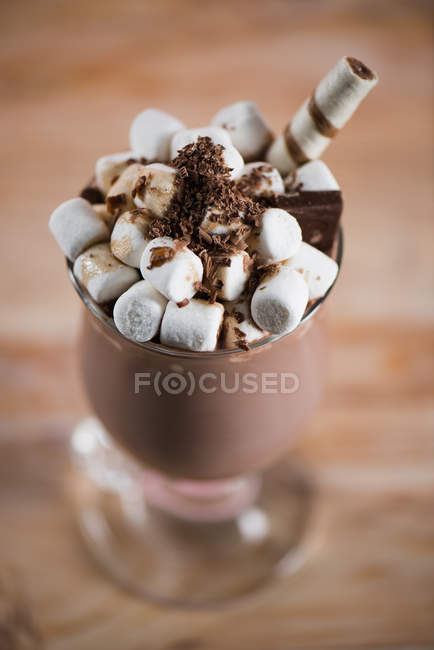 Batido de chocolate com marshmallows — Fotografia de Stock