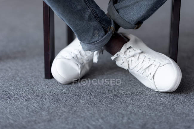 Pieds en chaussures blanches élégantes — Photo de stock
