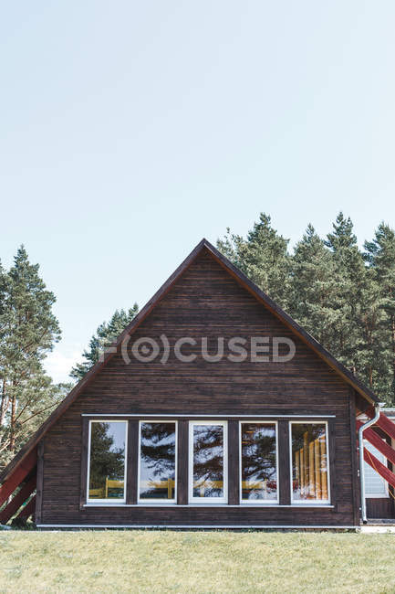 Maison dans les montagnes — Photo de stock