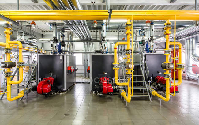 El interior de la caldera de gas, con tres calderas . - foto de stock