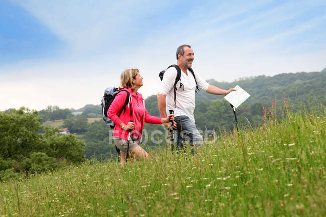 Caminhadas de casal sênior na paisagem natural — Fotografia de Stock