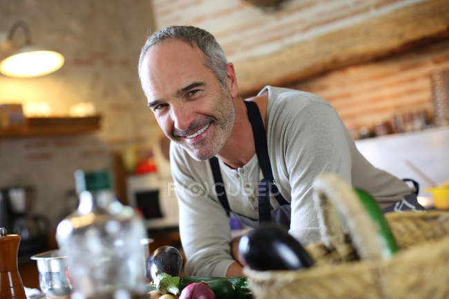 Mann kocht in der heimischen Küche — Stockfoto