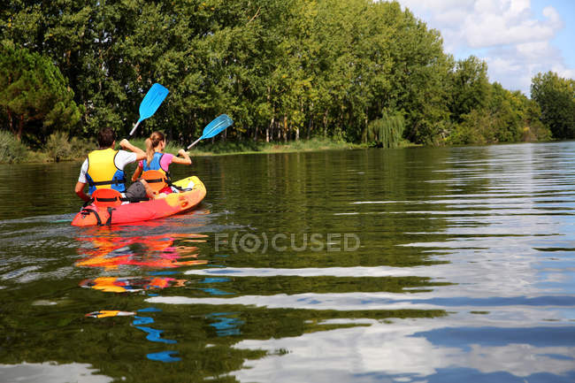 Couple en canot — Photo de stock