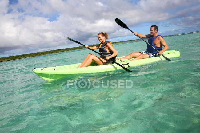 Couple canoë en lagune — Photo de stock