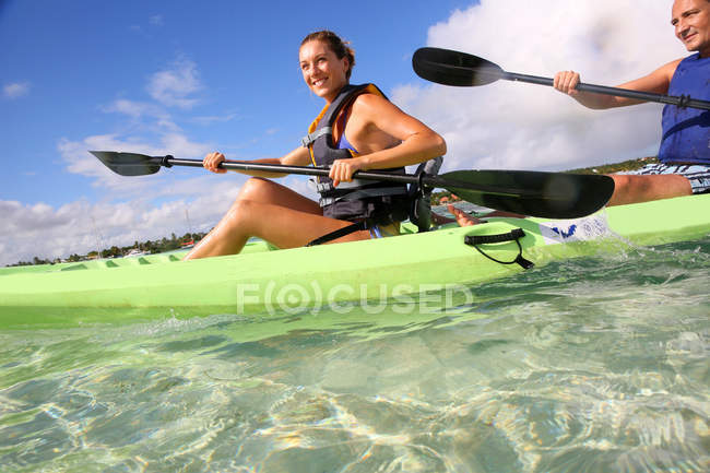 Couple canoë en lagune — Photo de stock