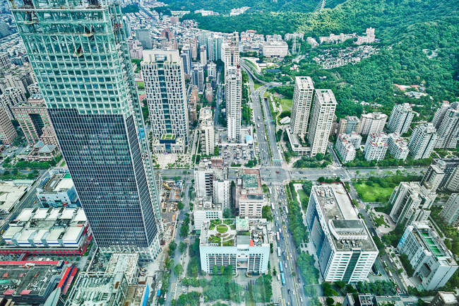 Conceito de negócio para imóveis e construção corporativa: vista panorâmica moderna de olhos de pássaro da cidade com céu cinza nublado matutino de 101 edifícios em Taipei, Taiwan — Fotografia de Stock