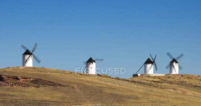 Weiße uralte Windmühlen — Stockfoto