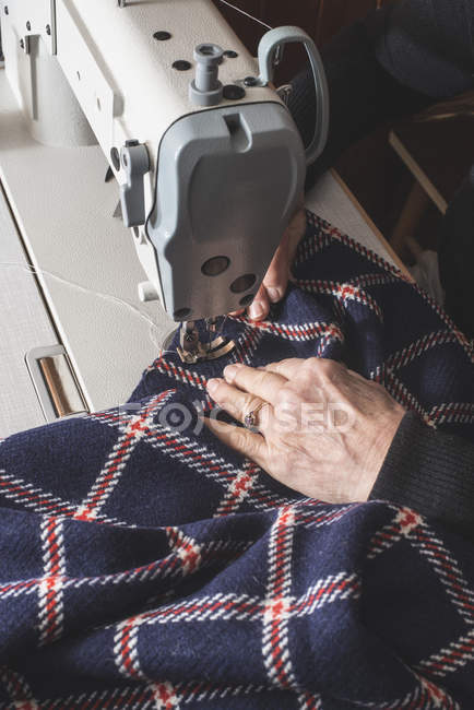 Frau näht an Nähmaschine — Stockfoto