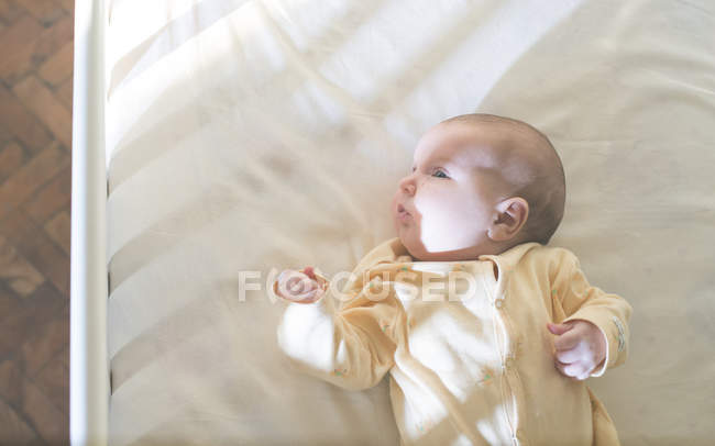 Baby im Babybett — Stockfoto