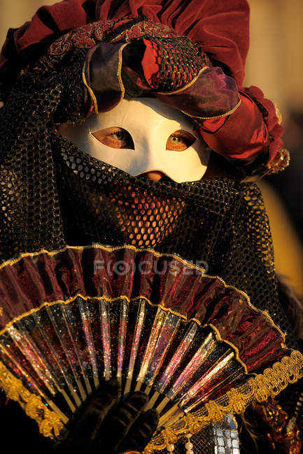Umano in maschera veneziana in piedi al carnevale — Foto stock