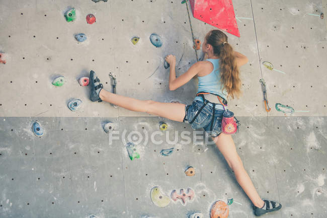Adolescente arrampicata su una parete di roccia — Foto stock