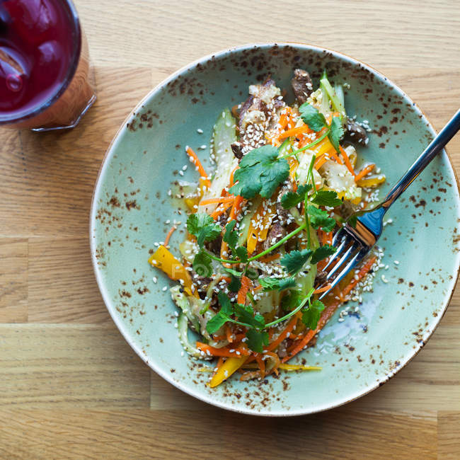 Nouilles au sésame, salade, herbes et crevettes — Photo de stock