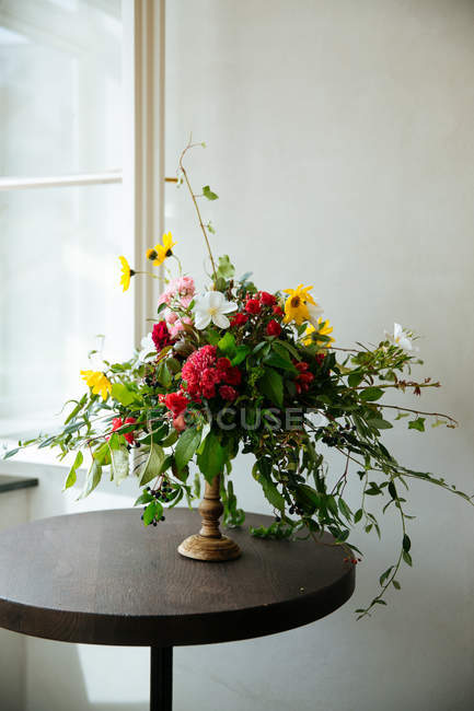 Arrangement floral en vase doré — Photo de stock