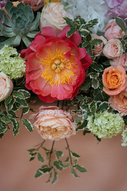 Wedding decor with floral arrangement — Stock Photo