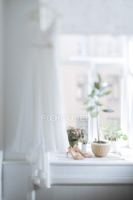 Hochzeitskleid und hochhackige Schuhe — Stockfoto
