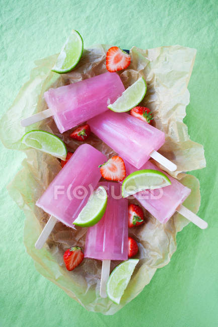 Popsicles with lime and strawberries — Stock Photo