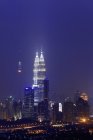Kuala Lumpur, horizonte por la noche - foto de stock