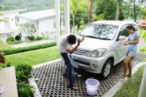 Couple washing car — Stock Photo