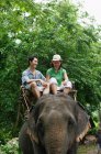 Взрослые пары, катающиеся на слоне — стоковое фото