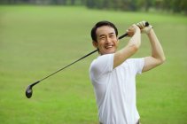 Jugador de golf en el campo de golf - foto de stock