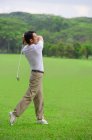 Гравець в гольф на полі для гольфу — стокове фото