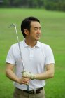 Jogador de golfe no campo de golfe — Fotografia de Stock