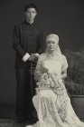 Portrait of bride and groom — Stock Photo