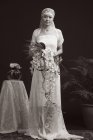 Жінка у весільній сукні — стокове фото