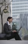 Femme d'affaires utilisant un ordinateur portable — Photo de stock