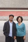 Mann und Frau stehen auf der Straße und lächeln — Stockfoto