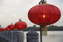 Китайські ліхтарики на паркан — стокове фото