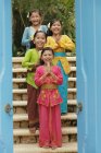Улыбающиеся балийские девушки — стоковое фото
