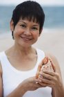 Жінка з морською раковиною — стокове фото