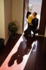 Азиатская девушка приветствует отца — стоковое фото