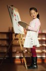 Mädchen malen auf Leinwand — Stockfoto