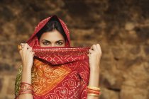 Молодая женщина в сари — стоковое фото