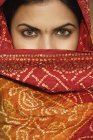 Mujer en sari, cubriendo la cara - foto de stock