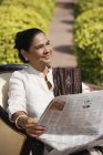 Frau liest Zeitung — Stockfoto