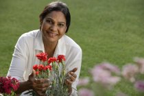 Mujer india con flor - foto de stock