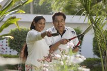 Maduro casal jardinagem — Fotografia de Stock