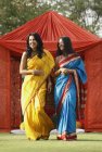 Две женщины в сари — стоковое фото