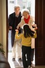 Девочка поздравляет бабушку и дедушку — стоковое фото