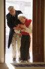 Мальчик приветствует бабушку и дедушку — стоковое фото