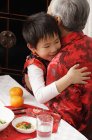 Rapaz abraçando avô — Fotografia de Stock