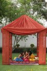 Giovani donne a sari — Foto stock
