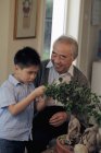 Nonno con suo nipote — Foto stock