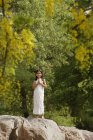 Menina em sari branco — Fotografia de Stock
