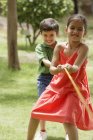 Les enfants jouant au remorqueur-o-war — Photo de stock