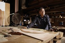 Ремесленник, работающий в мастерской по дереву — стоковое фото