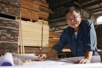 Ремесленник, работающий в мастерской по дереву — стоковое фото